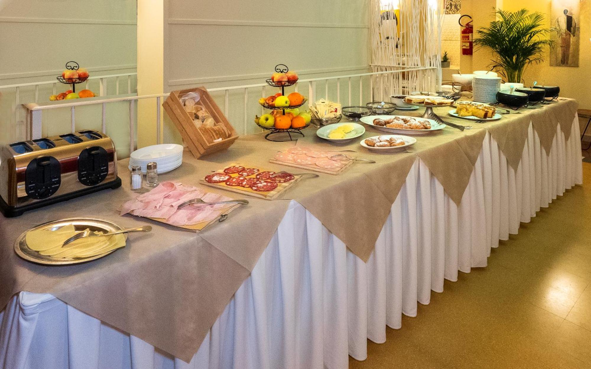 Hotel Villa Benvenuti Viareggio Bagian luar foto